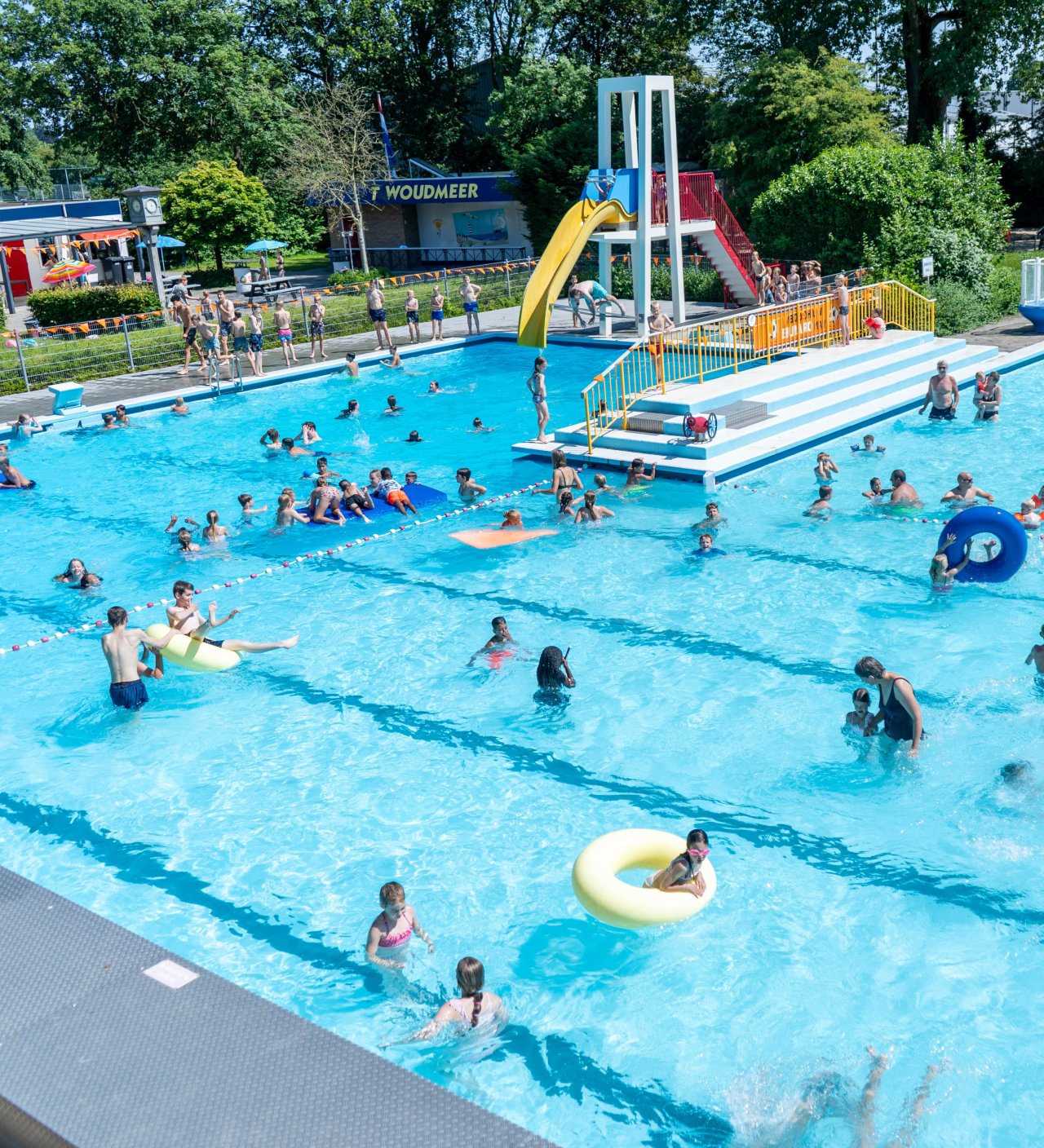 jongen springend van zwemplank